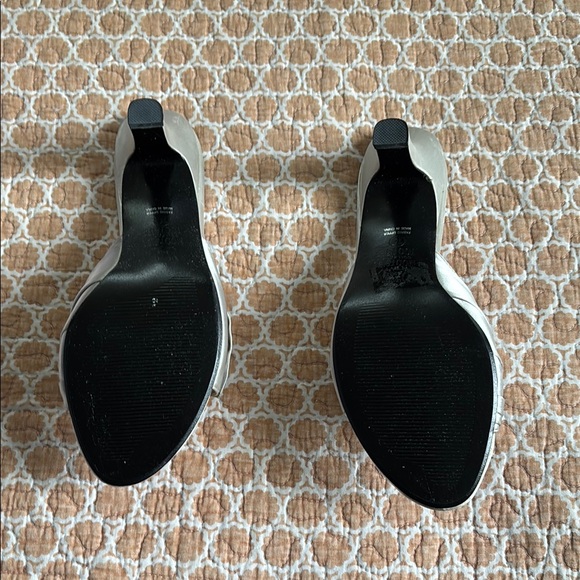 Mootsies Tootsies Silver Mules with Metallic Sheen - Picture 3 of 3